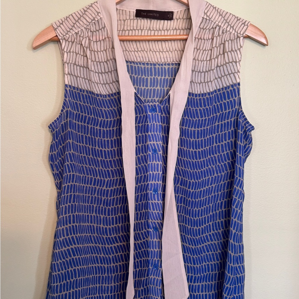The Limited Sleeveless Blue Tan Print Poly Crinkle Tie-Neck Top Blouse Shirt